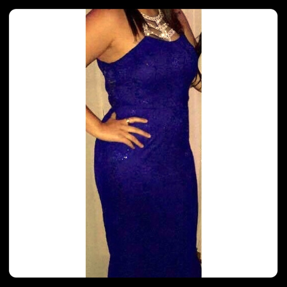 Dress just wore for 4 hrs size medium !